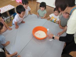 小麦粉に水を混ぜよう
