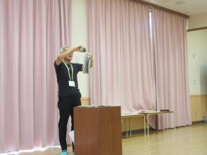 新聞紙に水を入れてみよう