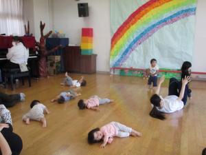 リズム室で子どもが寝転んでいる