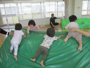 マットの山を登る子ども達