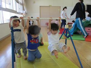 鉄棒にぶら下がっている子ども達