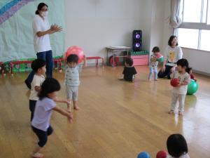 ボールで遊んでいる子ども達