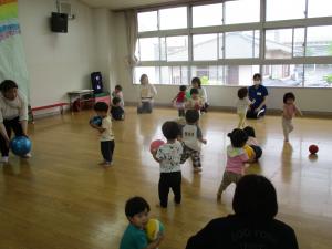 子どもと保育者がボールで遊んでいる