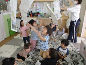 新聞紙が舞っている