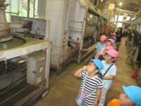 大きな機械の見学をしています