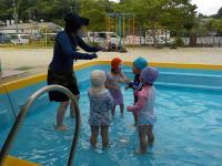 3歳児手遊びをしています