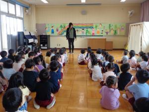 園長先生の話を聞いています
