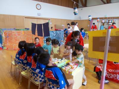 2歳児夏祭りを楽しんでいます