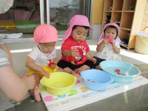 金魚をつかまえる子ども達