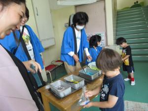 スライムの感触を楽しむ親子