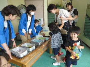 スライムを選ぶ子ども達