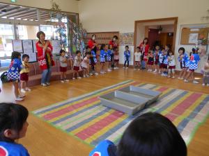 盆踊りをする幼児