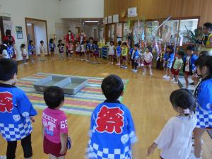 盆踊りを楽しんでいます