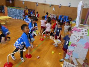 玉入れを楽しんでいる5歳児