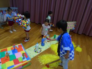 輪投げを楽しむ5歳児