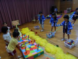 5歳児が輪投げを楽しんでいます