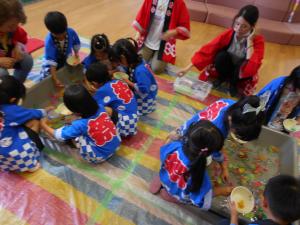 いきものすくいをしている5歳児