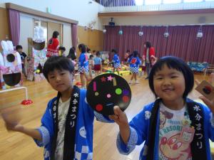 うちわを見せる5歳児
