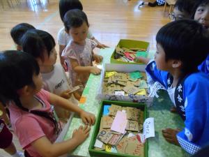 チケットを受け取る3歳児