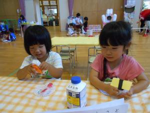 おすしをたべる3歳児