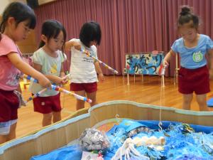 釣りを楽しむ3歳児