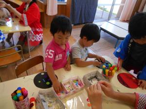うちわをつくる3歳児
