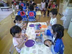 団扇を作る4歳児