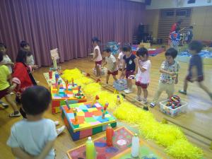 輪投げ遊びを楽しむ4歳児