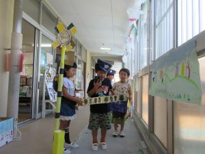 手作りの電車に小さいお友達を乗せています。