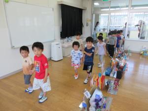 年長児クラスの子どもたちが作った電車を一緒に見ています。
