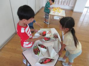 ホットドック屋さんにお客さんが来ています。