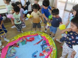 魚釣りコーナーで遊んでいます。