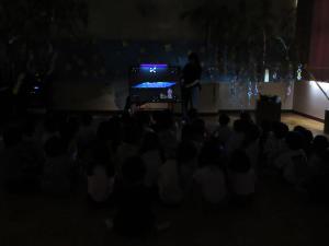 5歳児　パネルシアターを見ています