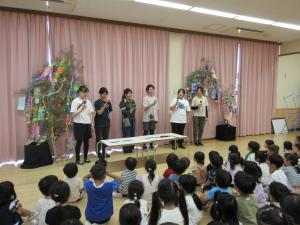 担任によるハンドベル演奏「たなばたさま」