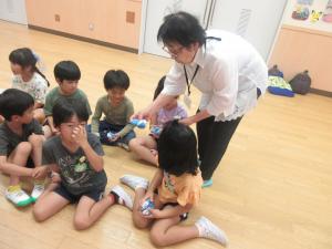 地域の方にお手玉をもらっています