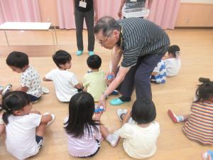 地域の方にお手玉をもらっています
