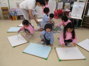 絵の具を垂らしています