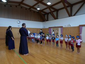 ご挨拶をする5歳児