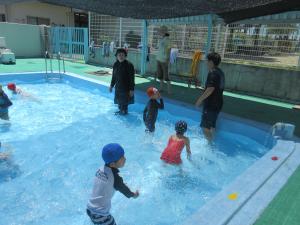 プールの中を歩く　４歳児