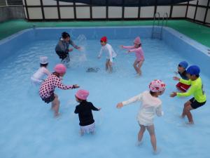 プール遊び　５歳児