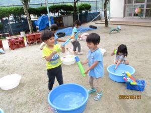 水鉄砲で遊ぶ様子　３歳児