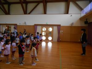 園長先生の話を聞く子ども達