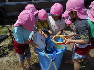 水遊びをしている子ども達