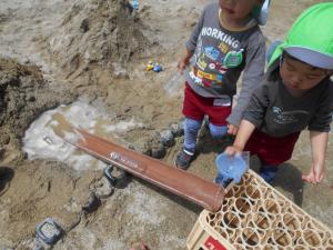トイ遊びをしている3歳児