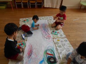 みんなで絵を描いている子ども達