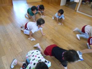 床拭きをしている3歳児
