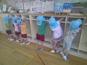 掃除をしている4歳児