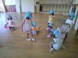 ほうきで掃除をしている子ども