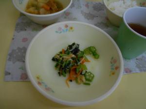 オクラを給食に入れているところ