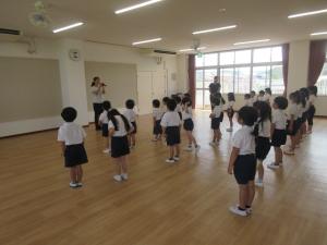 園長先生の話を聞く様子